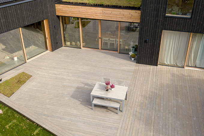 Terasse aus Holz mit Tisch und Stühlen zum sitzen